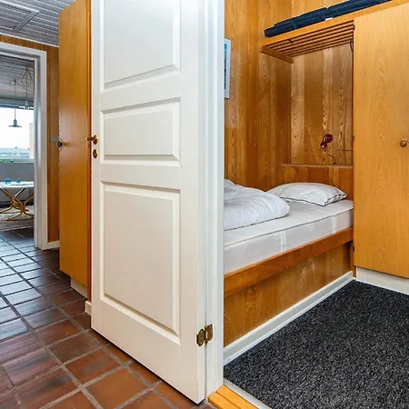 6 Person In Henne-by Traum *